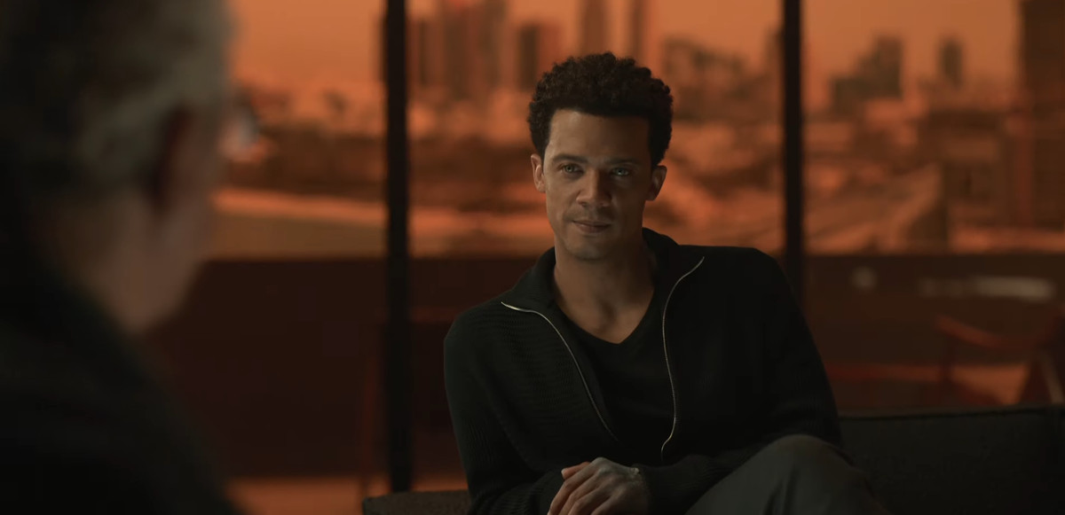 Jacob Anderson nei panni di Louis de Pointe du Lac viene intervistato da Eric Bogosian in Interview with the Vampire su AMC.