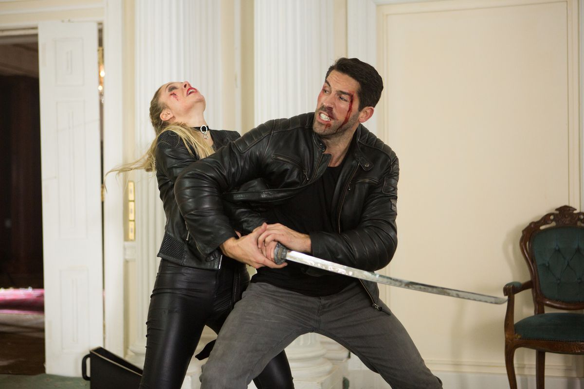 Scott Adkins e Amy Johnston combattono in Accident Man.