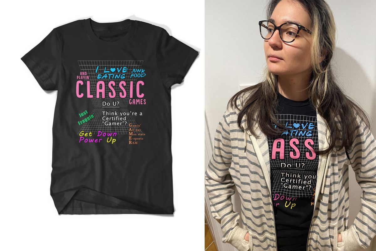 IMMAGINE: Una fotografia della t-shirt Authentic Gamer, una t-shirt nera ricoperta di slogan dei giocatori. Sull'altro lato dell'immagine c'è una foto della giornalista Petrana Radulovic, che indossa un maglione sopra la maglietta, incorniciando le parole