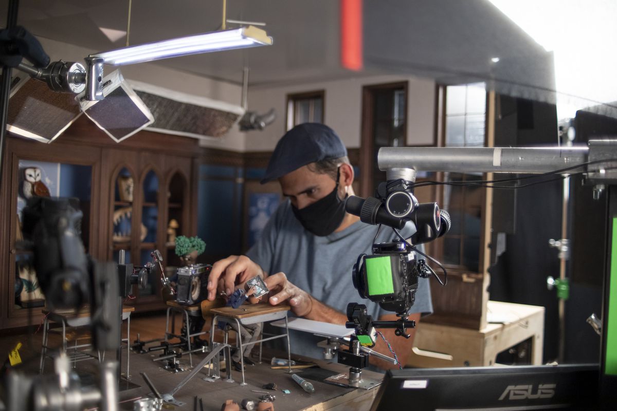 Un designer non identificato lavora su uno dei pupazzi Kat dietro le quinte di Wendell & Wild di Henry Selick