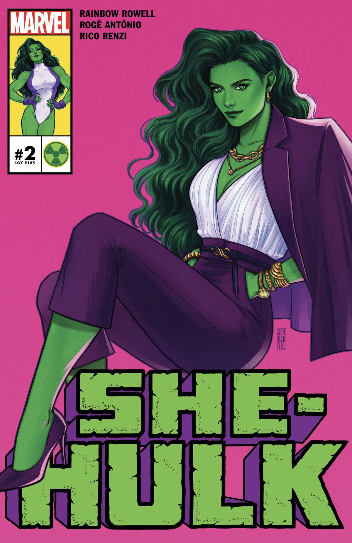 She-Hulk si sdraia, seduta sulle lettere del titolo del suo libro, indossando un tailleur viola molto alla moda, una camicetta bianca e gioielli d'oro sulla copertina di She-Hulk # 2 (2022)