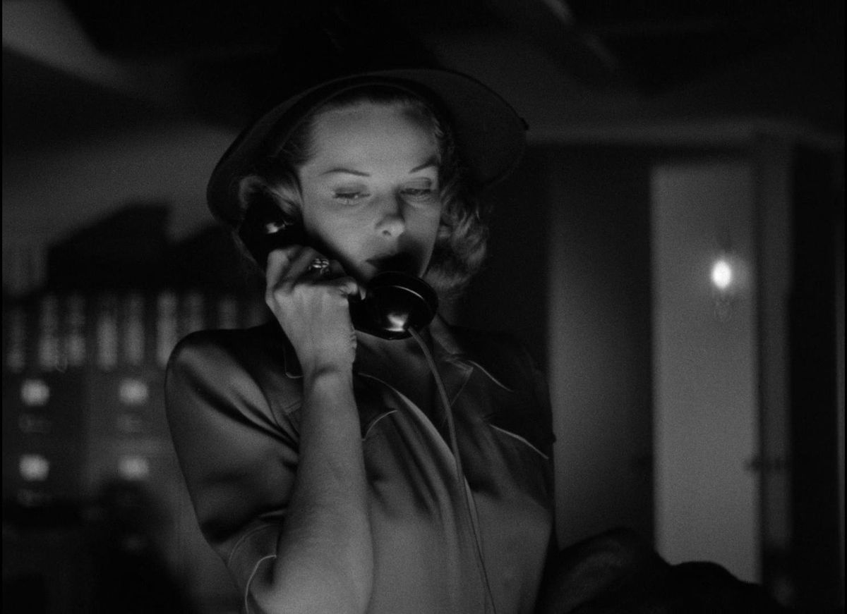 Simone Simon risponde al telefono in Cat People