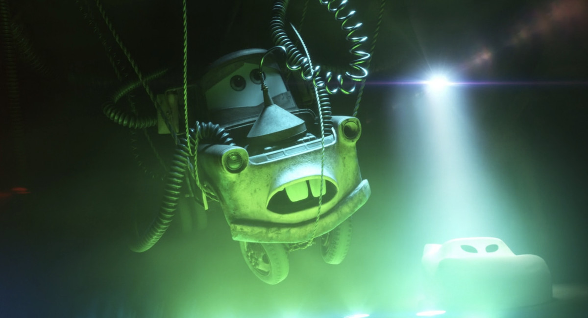 mater, un camioncino arrugginito, legato con dei cavi e che finge di essere