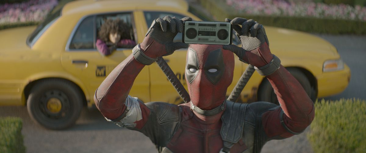 Deadpool 2 - Deadpool tiene in mano un minuscolo boombox