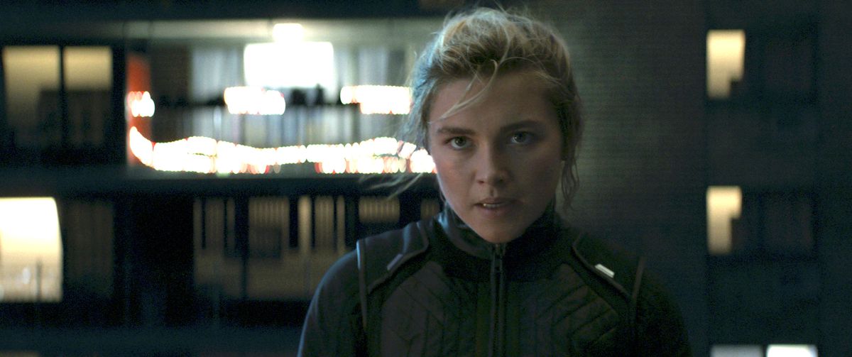 Florence Pugh nei panni di Yelena Belova in piedi su un tetto ad Occhio di Falco
