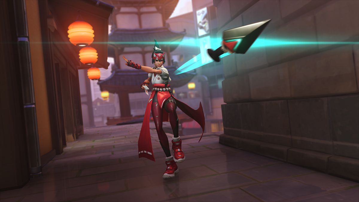 Kiriko, sulla mappa di Kanezaka, lancia un kunai verso la telecamera in uno screenshot di Overwatch 2