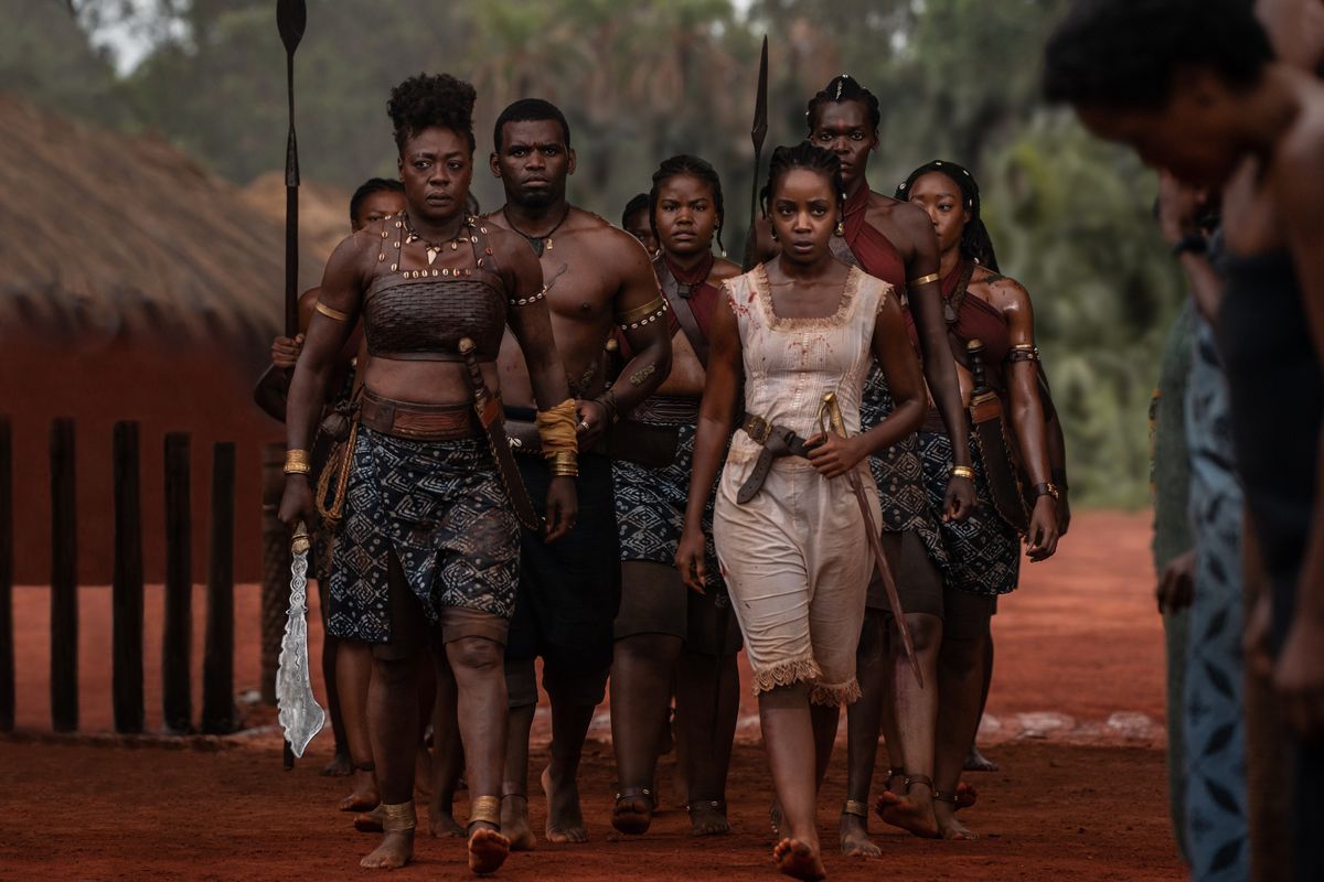 Nanisca (Viola Davis) e Nawi (Thuso Mbedu) tornano con un gruppo di guerrieri dalla battaglia