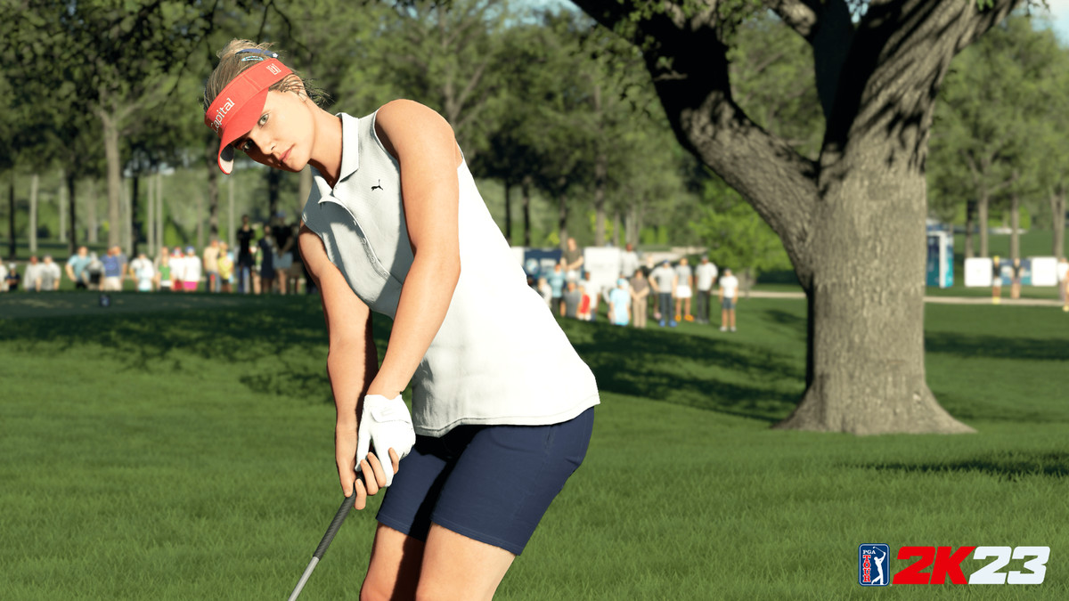 Lexi Thompson nel PGA Tour 2K23, con indosso una visiera rossa e un guanto da golf bianco, osserva il rollio del suo putt.