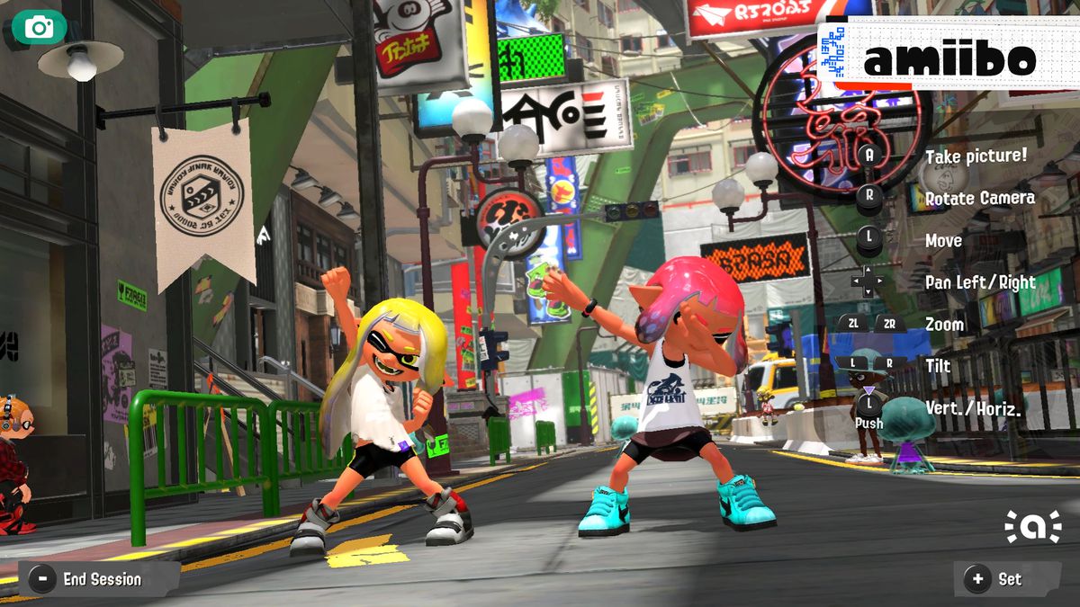 Un'immagine di due personaggi che si sentono emotivi in Splatoon 3. Uno sta tamponando.
