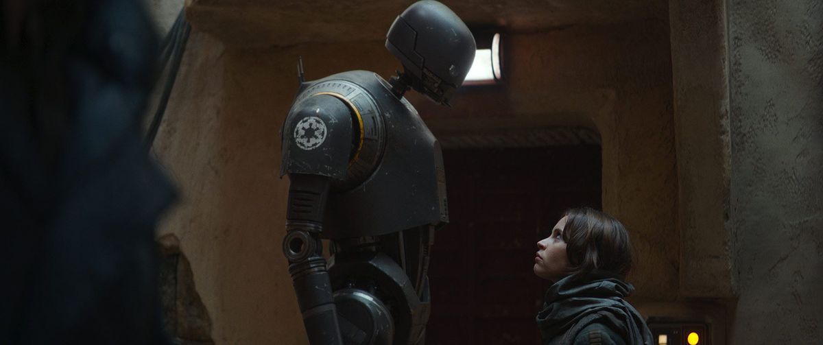 Il droide K-2SO (Alan Tudyk) torreggia su Jyn Erso (Felicity Jones) in Rogue One