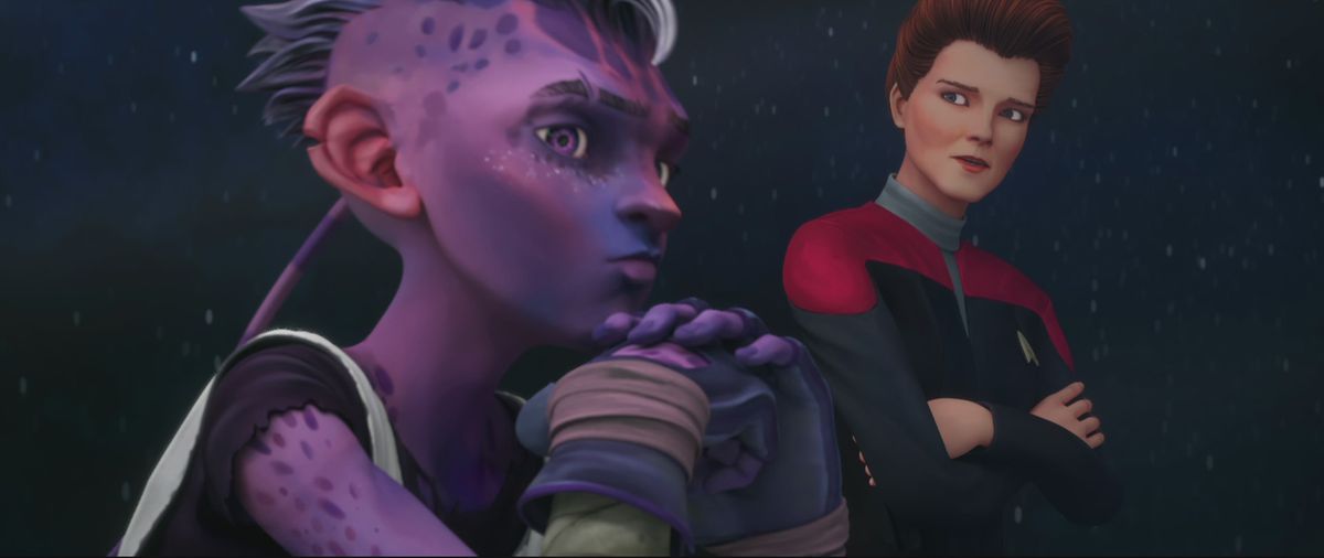 Dal seduto con le mani giunte e appoggiandoci sopra il mento mentre pensa. Kate Mulgrew lo guarda con le braccia incrociate sullo sfondo