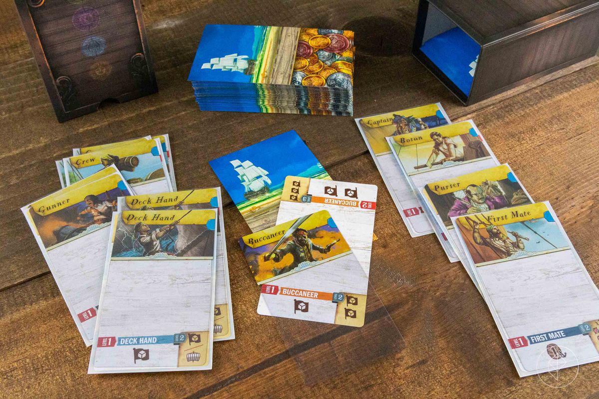 Una pila di due carte, una libera, insieme a una custodia per carte.