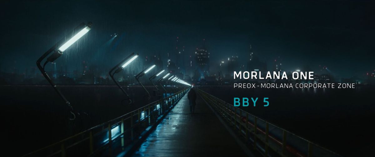 Cassian Andor che cammina lungo una strada rialzata di notte, sotto la pioggia, nei momenti di apertura di Andor su Disney Plus.