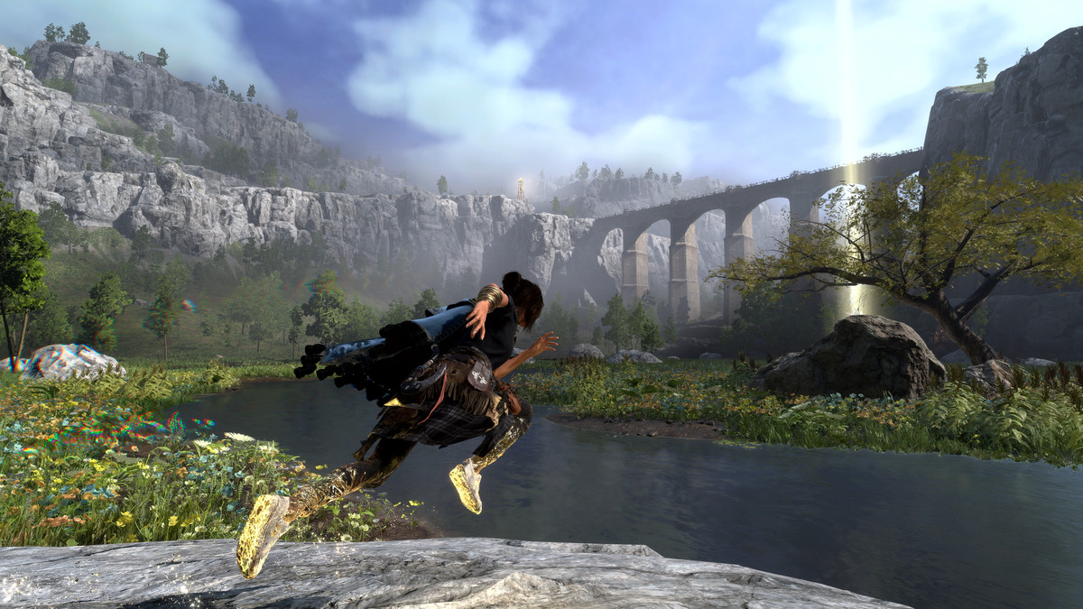 Una giovane donna che indossa un mantello corre verso un ponte al di là di un lago, con scogliere all'orizzonte