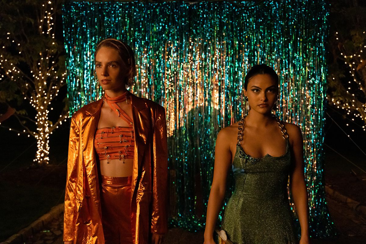 Maya Hawke e Camila Mendes sono tutte incantate a una festa luccicante in Do Revenge.