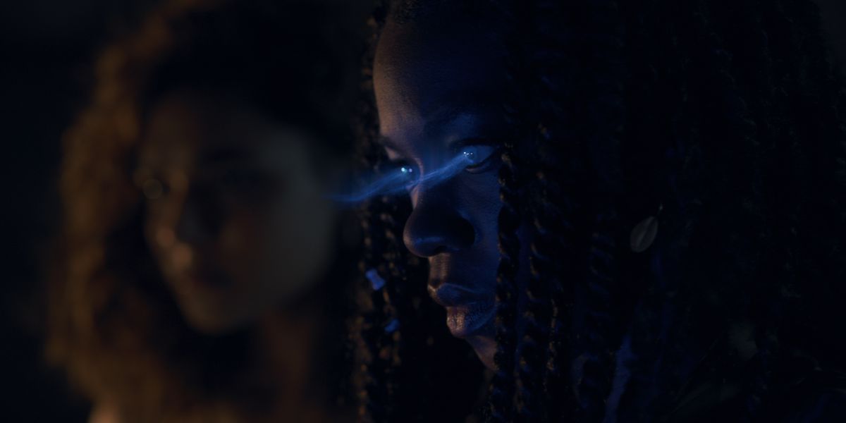 aisha usa i suoi poteri da fata dell'acqua, i suoi occhi brillano