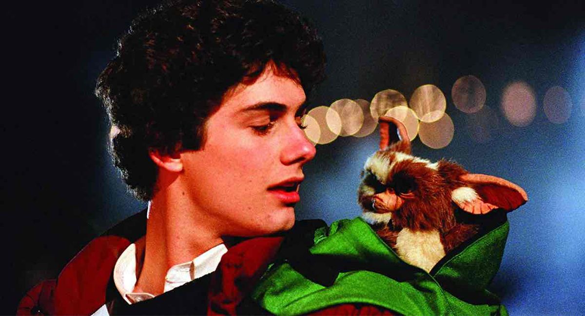 Billy (Zach Galligan) e il suo animale domestico Mogwai Gizmo in Gremlins.