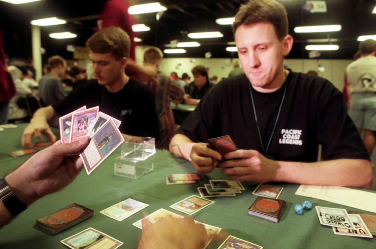 Frank Gilson, 28 anni, a destra, di Anaheim Hills, si concentra mentre gioca a Magic