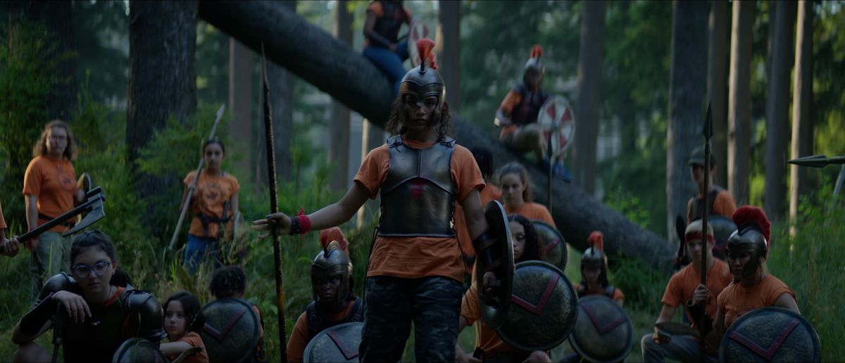 Leah Jeffries nei panni di Annabeth Chase in armatura con una lancia nella serie Percy Jackson e gli dei dell'Olimpo di Disney Plus