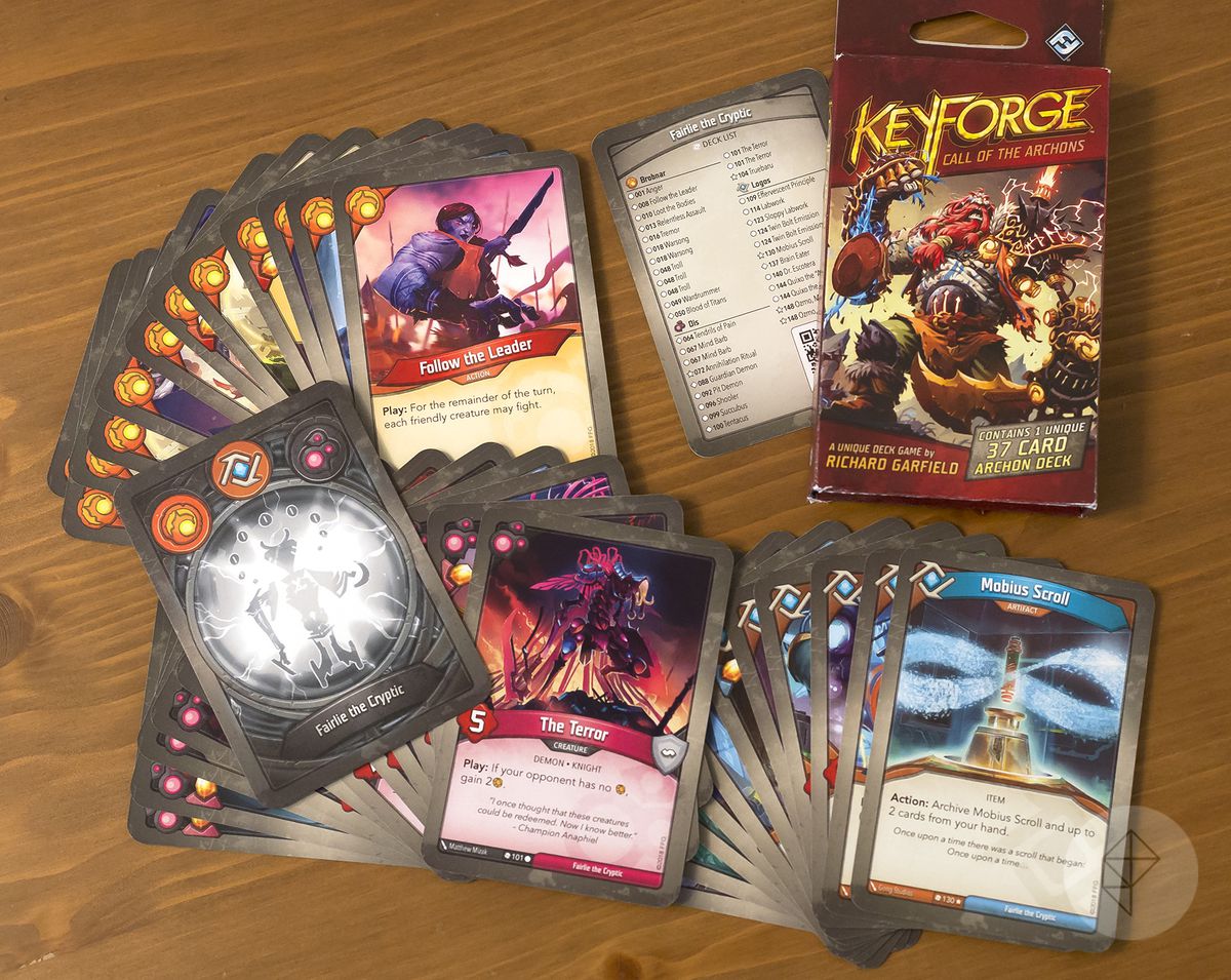 Un esempio di mazzo KeyForge disposto sul tavolo.