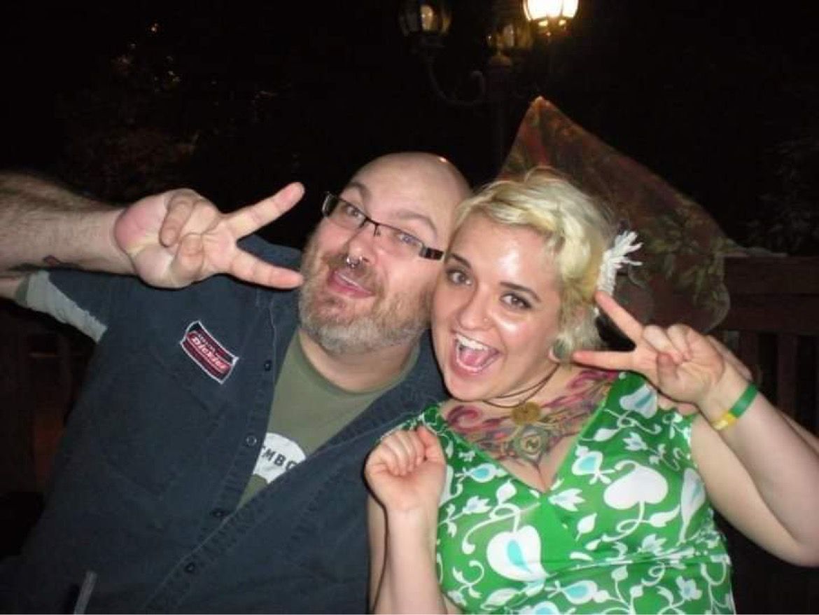 Mike Fahey con una maglietta da dickies accanto a Eugene Abbott, entrambi stanno rapinando per la telecamera