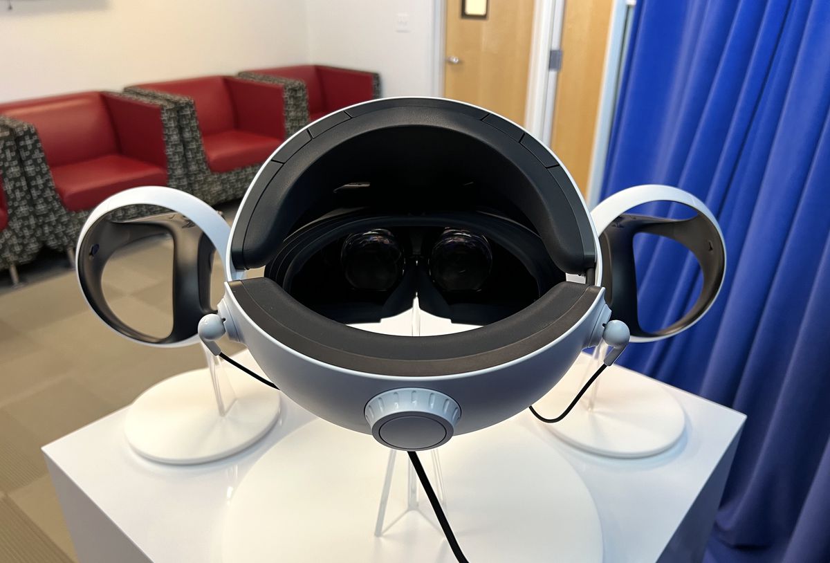 Una fotografia mostra l'interno del visore PlayStation VR2 di Sony e la manopola di regolazione sul retro