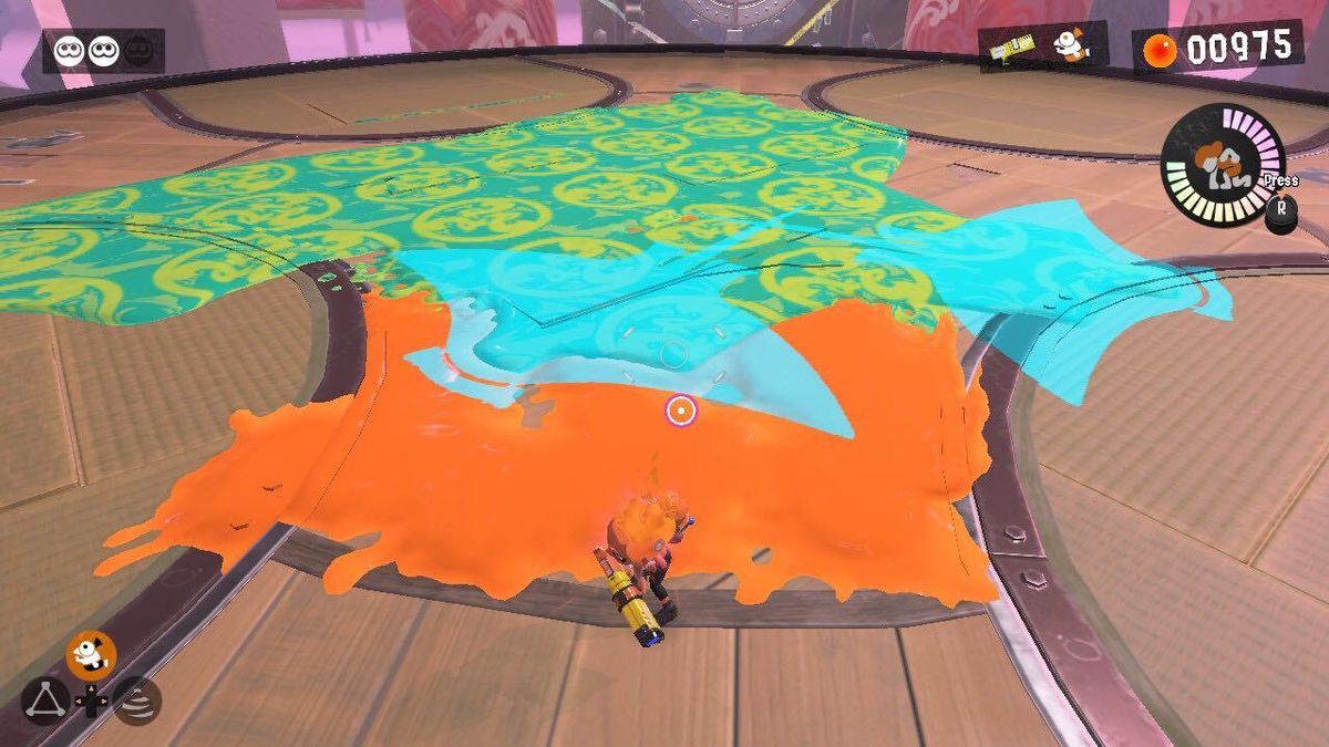 un'immagine di una boss fight con un omone in splatoon 3. l'immagine mostra un octoling che spruzza vernice arancione su due mante simili a ombre a terra. le mante espellono una vernice dai toni del duello che è di colore giallo e blu-verde.