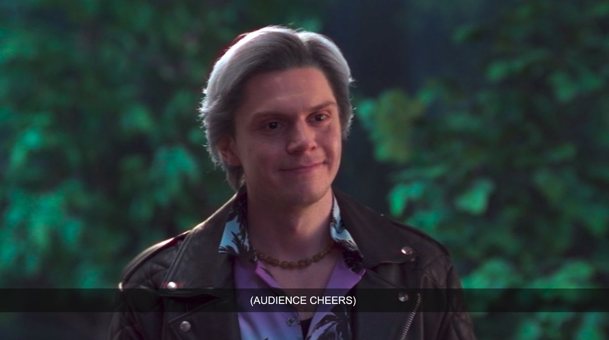 Evan Peters nei panni di Pietro Maximoff alias Quicksilver in WandaVision in piedi sulla porta con indosso una giacca di pelle e una camicia hawaiana come uno stravagante personaggio del fratello di una sitcom