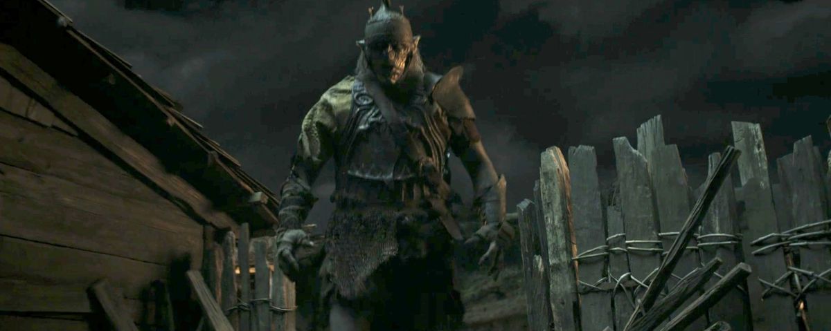 Un grosso orco incombe su un recinto e un tetto negli Anelli del Potere.