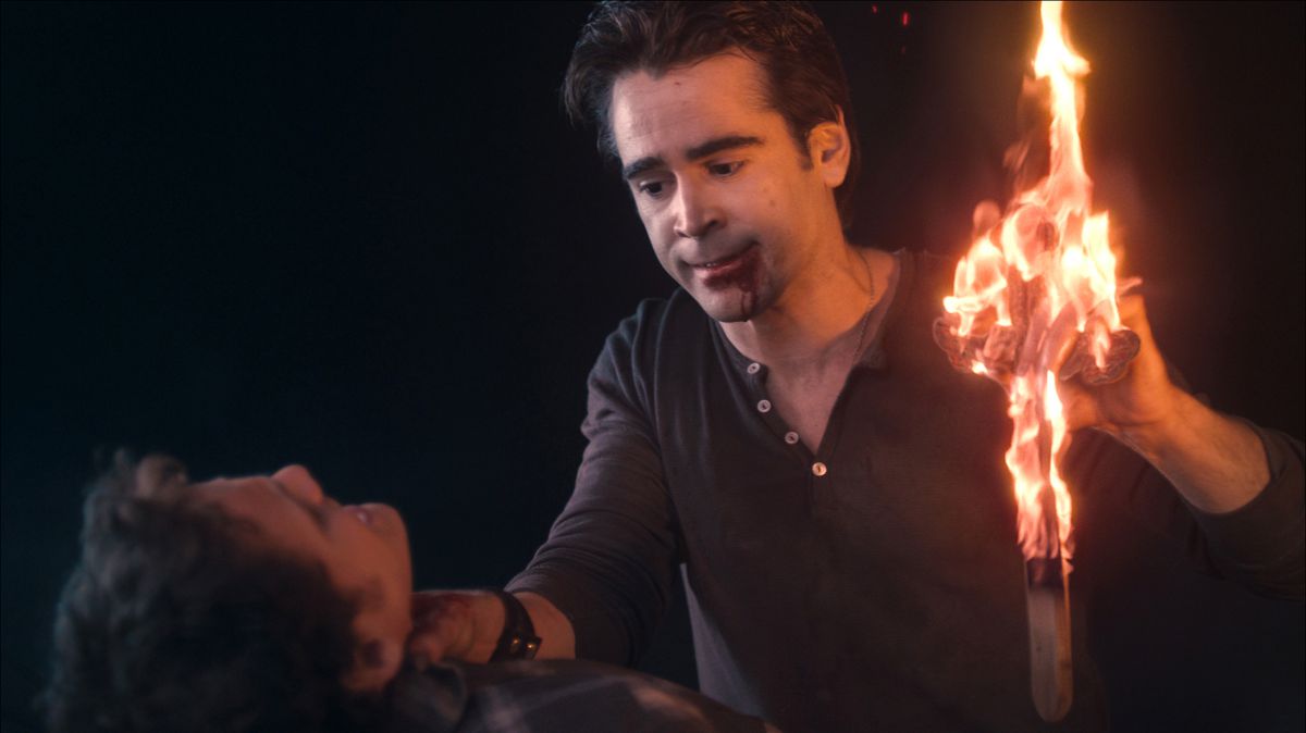 Un uomo (Colin Farrell) con il sangue che gli gocciola dalla bocca mentre soffoca un uomo sul cofano di un'auto con una mano mentre stringe una croce in fiamme con l'altra mano.