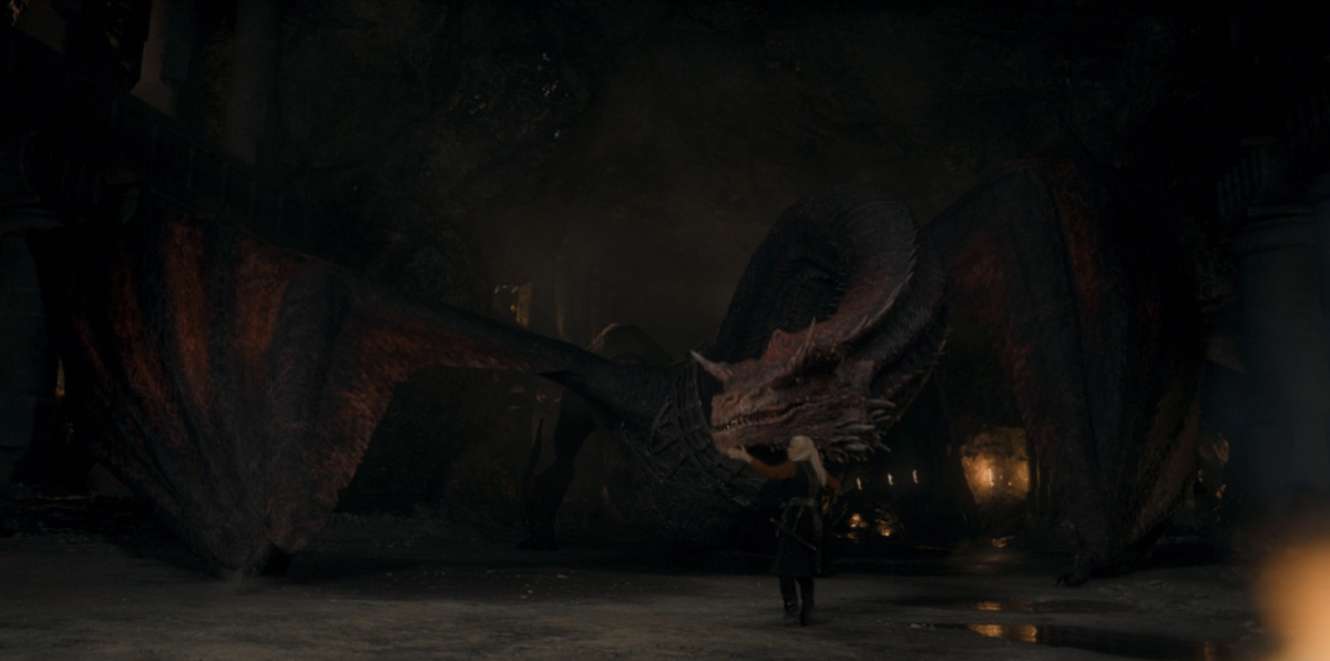 Daemon tiene la testa di Caraxes mentre Caraxes si alza un po'