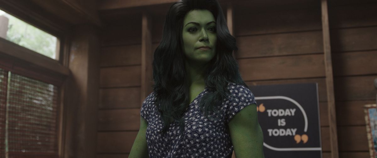 She-Hulk si trova in una cabina di fronte a un poster motivazionale che dice