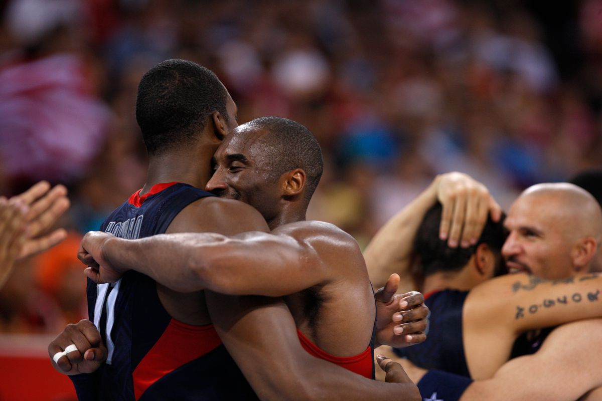 Una foto di Kobe Bryant che abbraccia il suo compagno di squadra Dwight Howard in campo con Jason Kidd sullo sfondo in The Redeem Team.