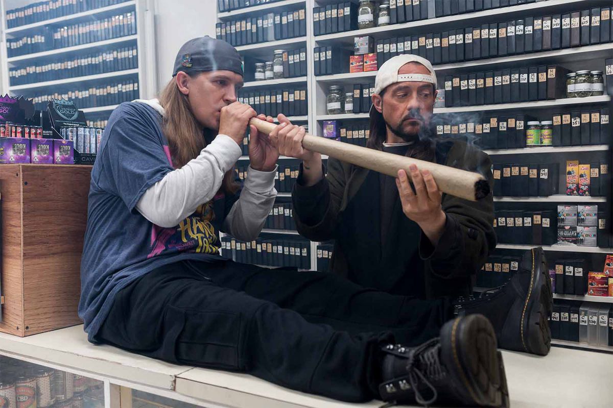 Jay e Silent Bob fumano una canna lunga quanto le gambe di Jay in Clerks III.