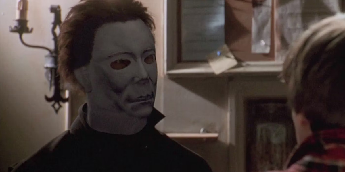 Michael Myers in H20, con occhi molto piรน grandi nella maschera, guarda una persona spaventata.