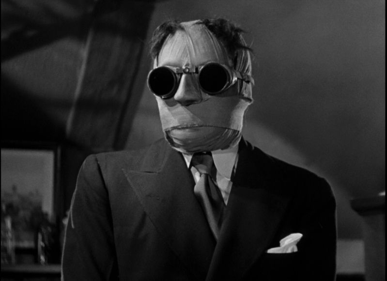 L'uomo invisibile indossa visibilmente bende e grandi occhiali.