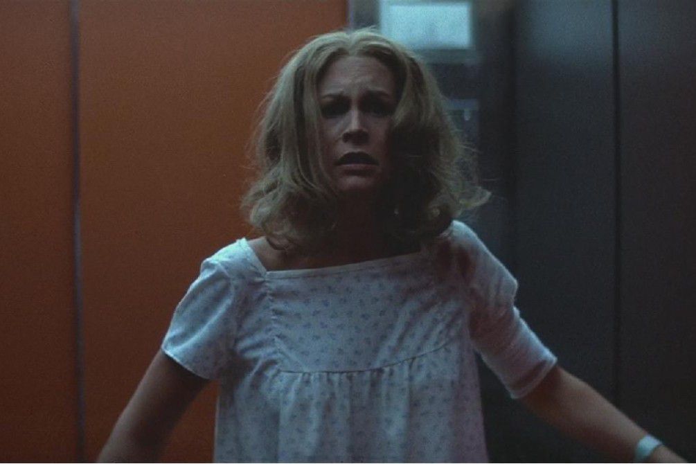 Jamie Lee Curtis sembra spaventato mentre indossa un camice da ospedale in Halloween II.