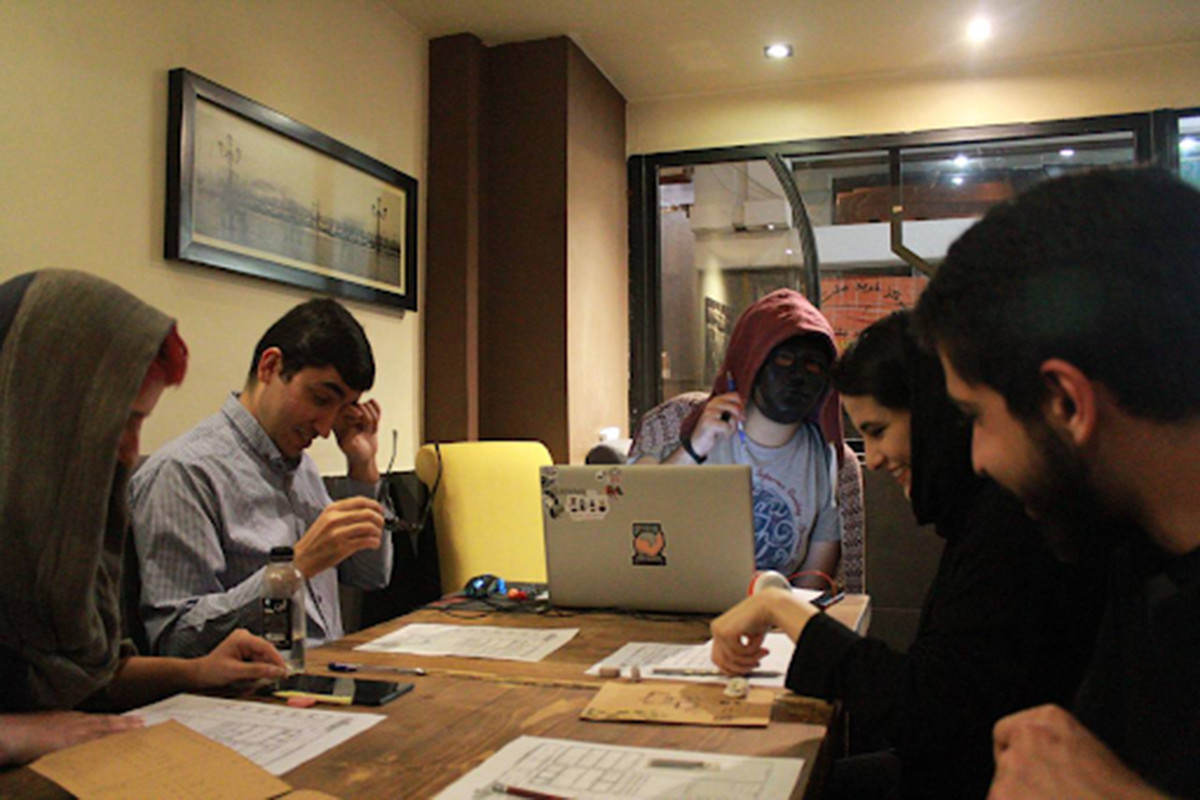 I giocatori si sono riuniti attorno a un tavolo per D&D, alcuni in costume.