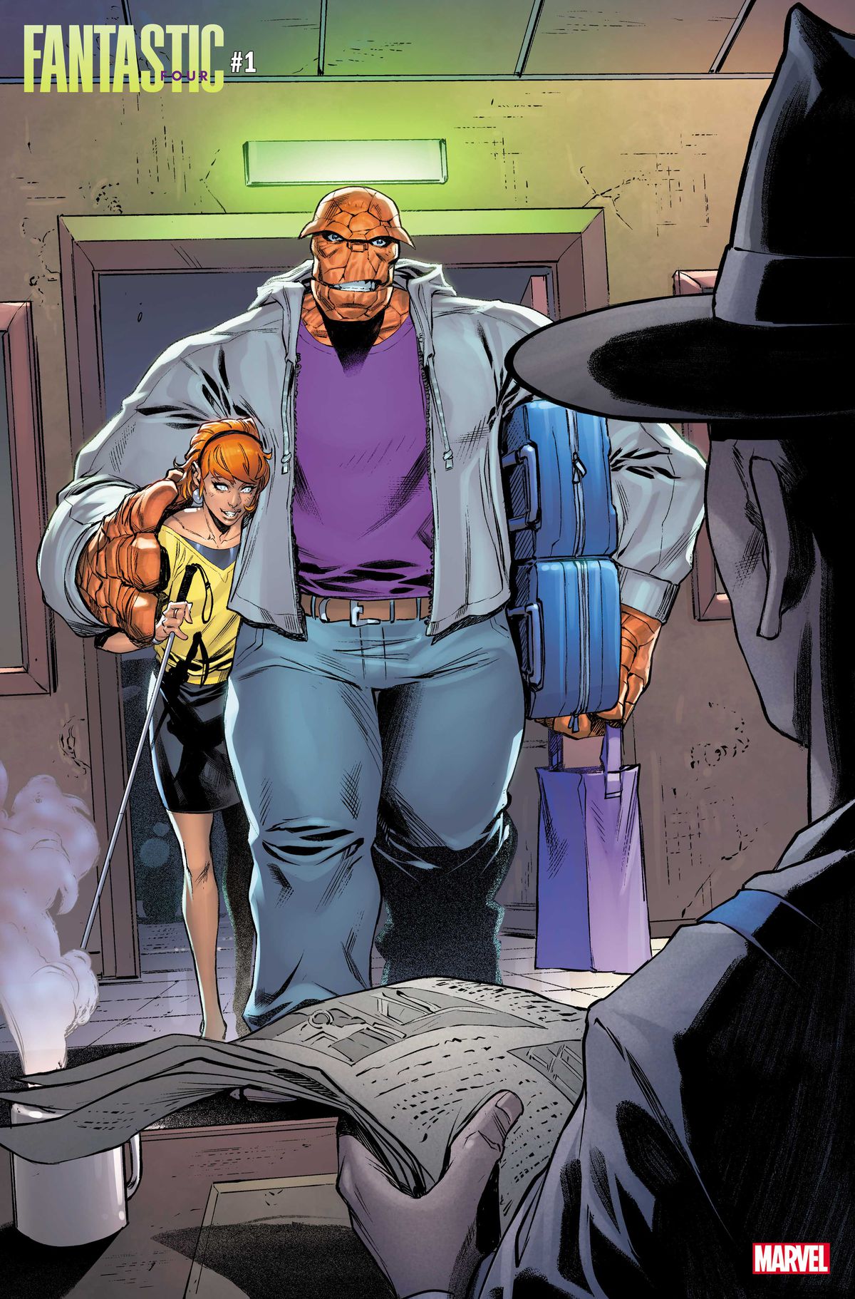 I maestri di Ben Grimm e Alicia entrano in un motel in Fantastic Four # 1 (2022). Ben sta portando un numero sovrumano di valigie sotto il braccio.