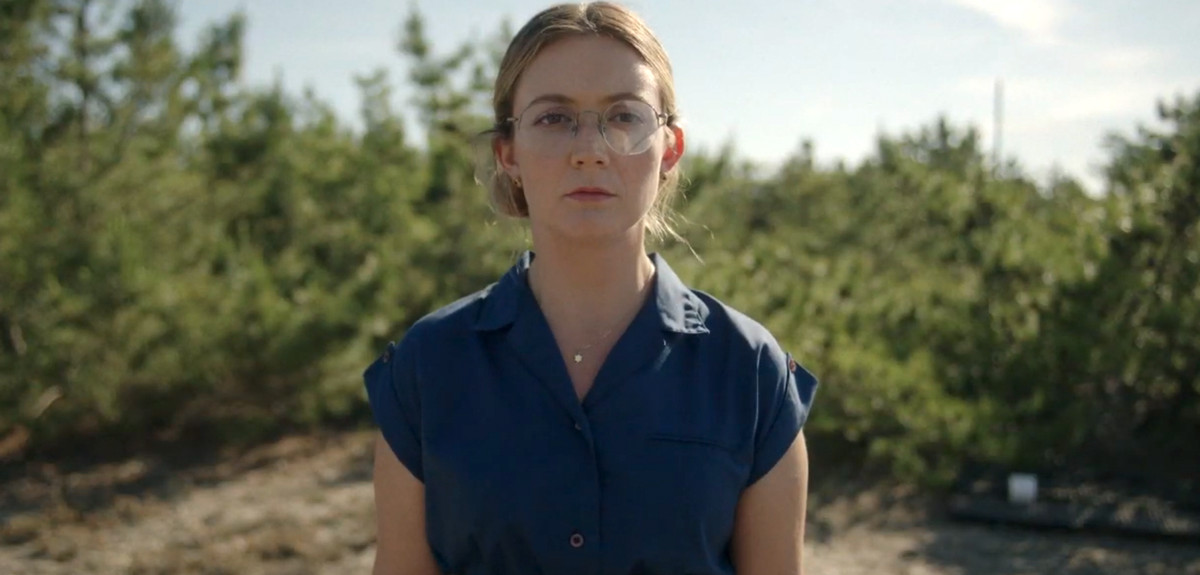 un dottore interpretato da Billie Lourd guarda stoicamente avanti