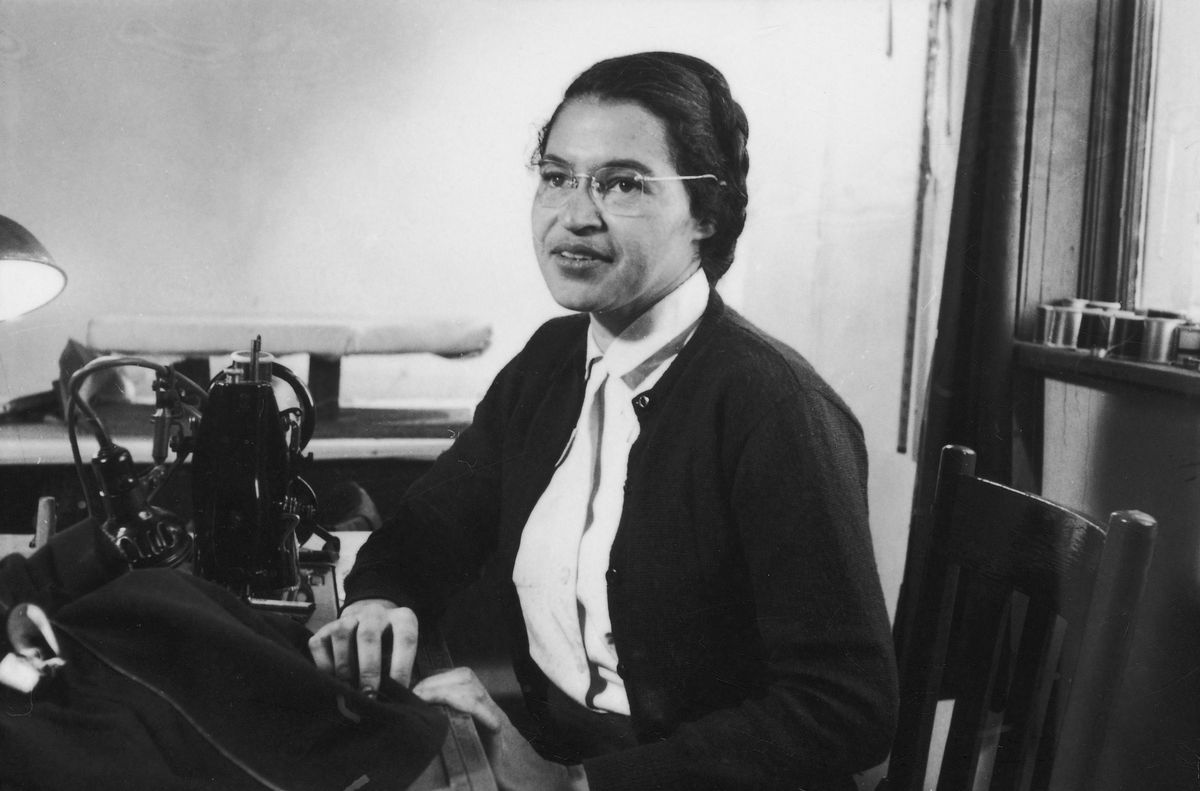 L'attivista americana per i diritti civili Rosa Parks posa mentre lavora come sarta, poco dopo l'inizio del boicottaggio degli autobus di Montgomery