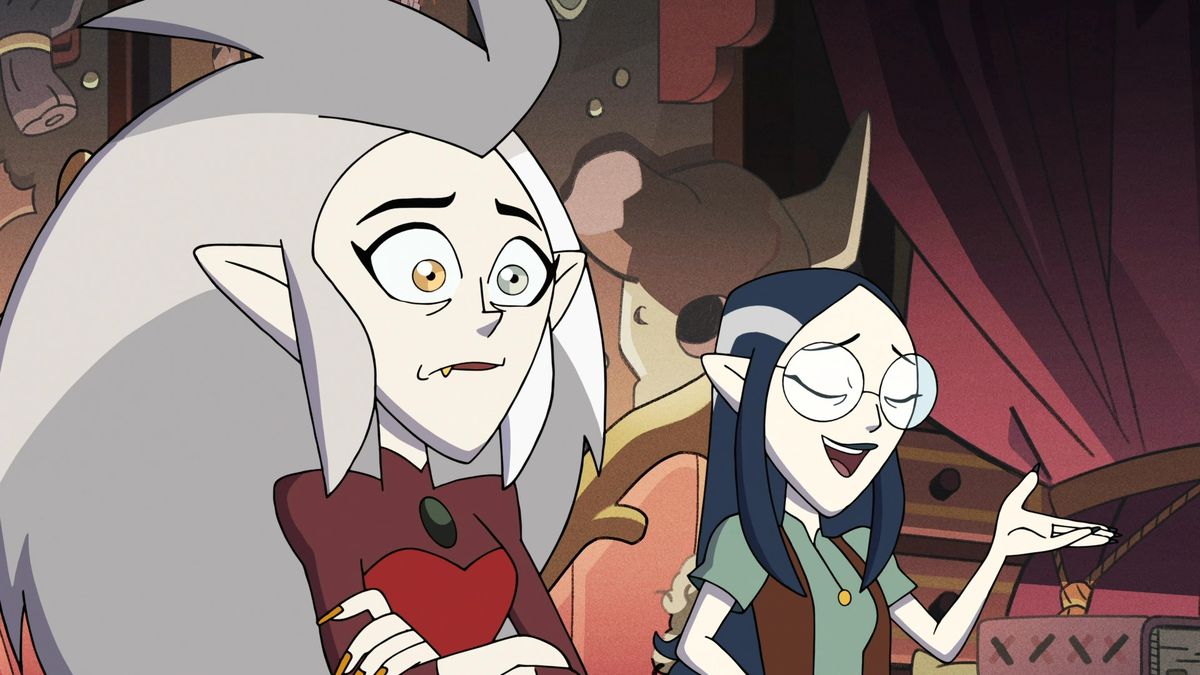 eda con le braccia incrociate, con aria preoccupata; accanto a lei, sua sorella Lilith discute di qualcosa