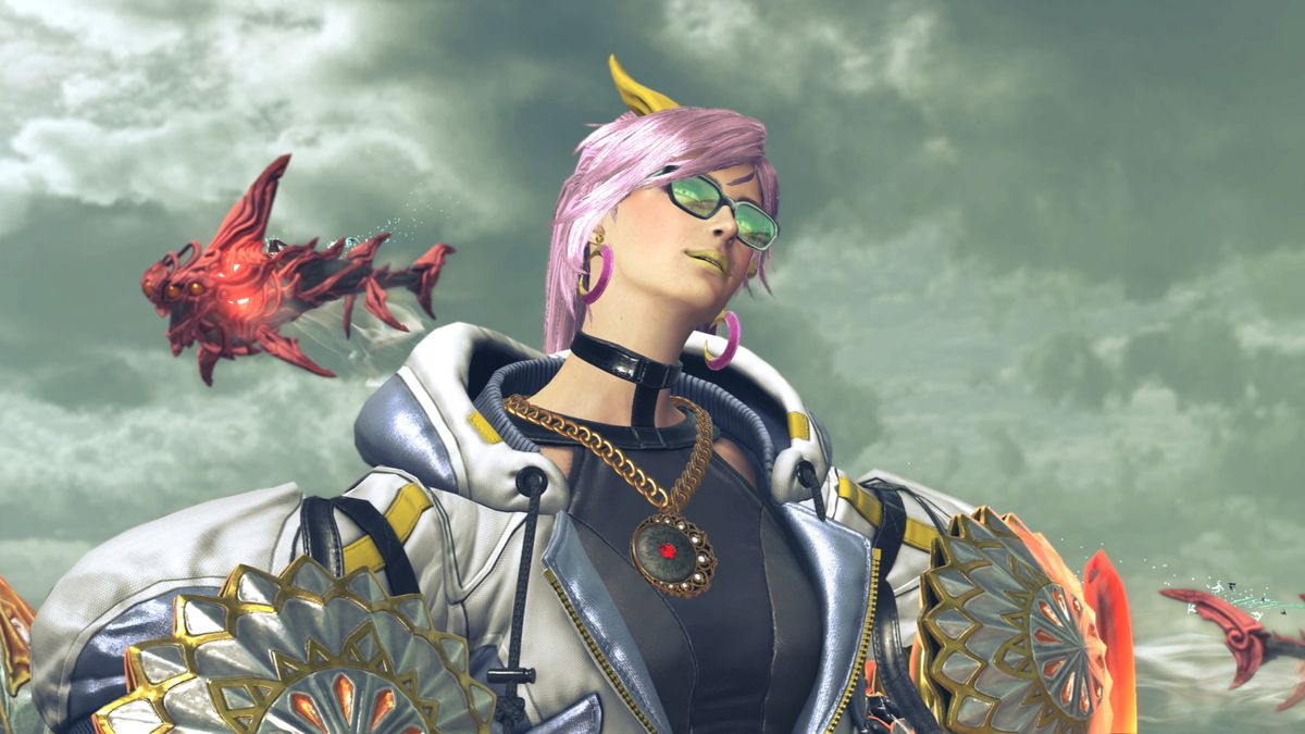 Uno screenshot di Bayonetta 3 raffigurante una Bayonetta di un altro universo che ha i capelli rosa pallido e indossa un giubbotto di pelle con un piumino bianco