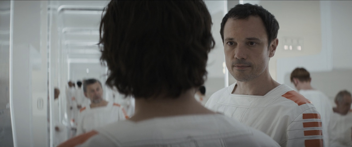 Ruescott Melshi (Duncan Pow) parla con Andor nella prigione spaziale