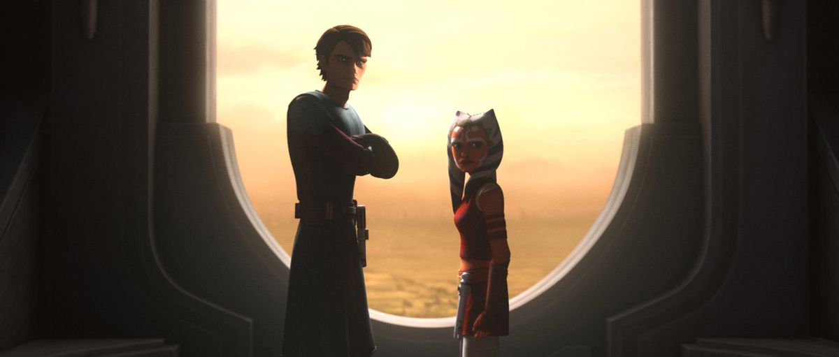 Anakin in piedi con le braccia incrociate con Ahsoka; entrambi stanno guardando seriamente qualcosa fuori dalla telecamera