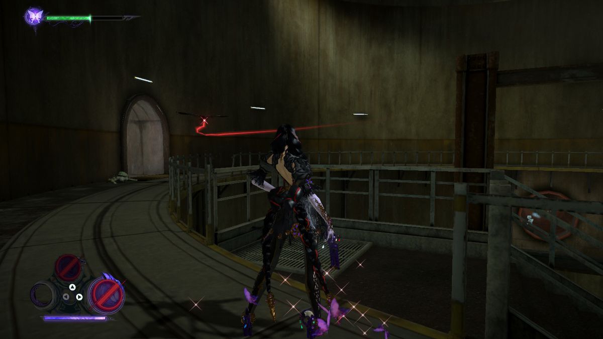 Bayonetta nelle fogne mentre un raggio rosso splendente sfreccia intorno allo schermo