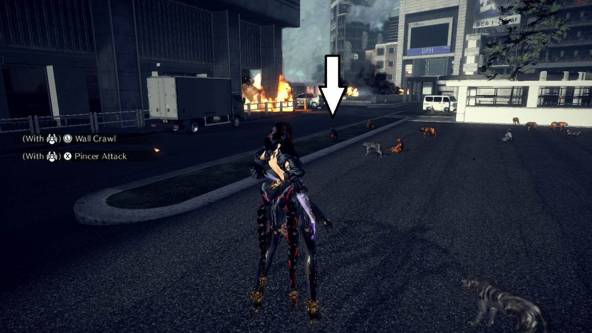 Bayonetta si trova di fronte a un gruppo di gatti diversi, tra cui uno nero con in mano un gioiello rosso