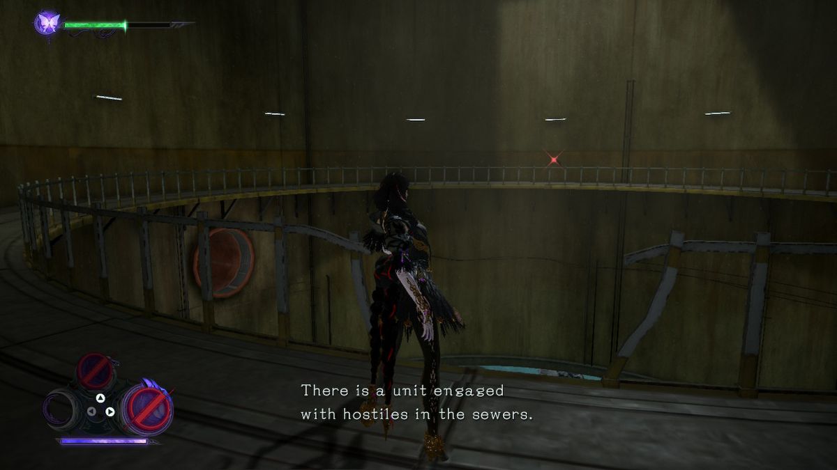 Bayonetta si trova in cima alle fogne davanti a un guard rail rotto