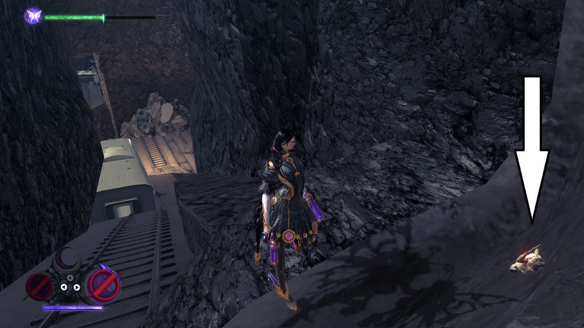 Una freccia bianca indica una creatura luminosa lungo una parete rocciosa