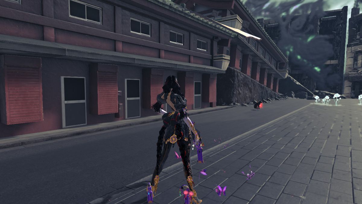 Un gatto che porta un gioiello rosso in mezzo alla strada davanti ad alcuni funghi bianchi luminosi